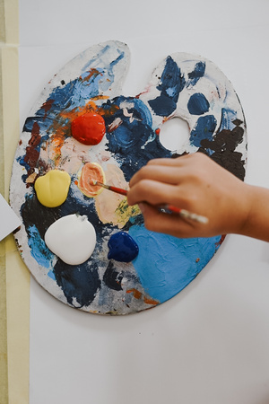 otwARTa jeszcze bardziej. Warsztaty dla małych pasjonatów sztuki - PEJZAŻ - Materiały plastyczne - farby na palecie.