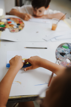 otwARTa jeszcze bardziej. Warsztaty dla małych pasjonatów sztuki - PEJZAŻ - Uczestnicy warsztatów podczas tworzenia prac plastycznych.