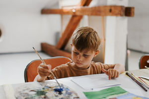 otwARTa jeszcze bardziej. Warsztaty dla małych pasjonatów sztuki - PEJZAŻ - Uczestnicy warsztatów podczas tworzenia prac plastycznych.