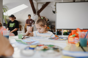 otwARTa jeszcze bardziej. Warsztaty dla małych pasjonatów sztuki - PEJZAŻ - Uczestnicy warsztatów podczas tworzenia prac plastycznych.