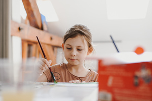 otwARTa jeszcze bardziej. Warsztaty dla małych pasjonatów sztuki - PEJZAŻ - Uczestnicy warsztatów podczas tworzenia prac plastycznych.