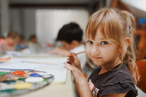otwARTa jeszcze bardziej. Warsztaty dla małych pasjonatów sztuki - PEJZAŻ - Uczestnicy warsztatów podczas tworzenia prac plastycznych.