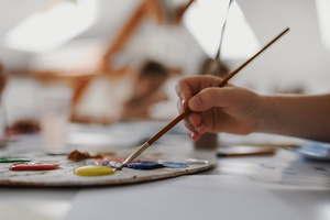 otwARTa jeszcze bardziej. Warsztaty dla małych pasjonatów sztuki - PEJZAŻ - Uczestnicy warsztatów podczas tworzenia prac plastycznych.