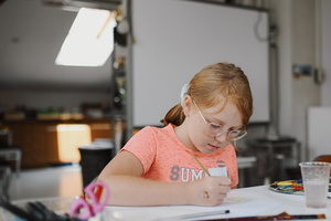 otwARTa jeszcze bardziej. Warsztaty dla małych pasjonatów sztuki - PEJZAŻ - Uczestnicy warsztatów podczas tworzenia prac plastycznych.