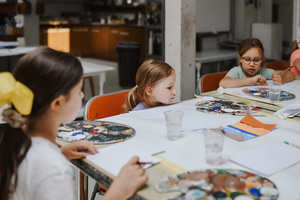 otwARTa jeszcze bardziej. Warsztaty dla małych pasjonatów sztuki - PEJZAŻ - Uczestnicy warsztatów podczas tworzenia prac plastycznych.