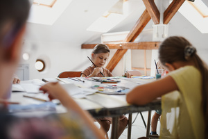 otwARTa jeszcze bardziej. Warsztaty dla małych pasjonatów sztuki - PEJZAŻ - Uczestnicy warsztatów podczas tworzenia prac plastycznych.