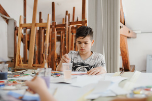 otwARTa jeszcze bardziej. Warsztaty dla małych pasjonatów sztuki - PEJZAŻ - Uczestnicy warsztatów podczas tworzenia prac plastycznych.