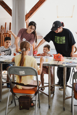 otwARTa jeszcze bardziej. Warsztaty dla małych pasjonatów sztuki - PEJZAŻ - Uczestnicy warsztatów podczas tworzenia prac plastycznych.