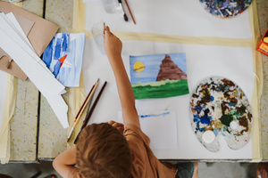 otwARTa jeszcze bardziej. Warsztaty dla małych pasjonatów sztuki - PEJZAŻ - Uczestnicy warsztatów podczas tworzenia prac plastycznych.