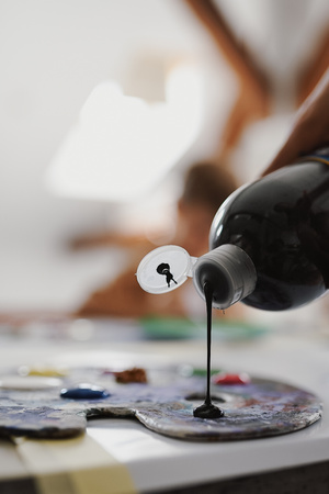 otwARTa jeszcze bardziej. Warsztaty dla małych pasjonatów sztuki - PEJZAŻ - Materiały plastyczne - nalewanie farby na paletę.