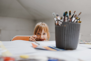 otwARTa jeszcze bardziej. Warsztaty dla małych pasjonatów sztuki - PEJZAŻ - Uczestnicy warsztatów podczas tworzenia prac plastycznych.