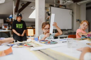 otwARTa jeszcze bardziej. Warsztaty dla małych pasjonatów sztuki - PEJZAŻ - Uczestnicy warsztatów podczas tworzenia prac plastycznych.