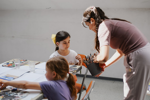 otwARTa jeszcze bardziej. Warsztaty dla małych pasjonatów sztuki - PEJZAŻ - Uczestnicy warsztatów podczas tworzenia prac plastycznych.