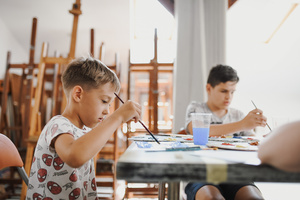 otwARTa jeszcze bardziej. Warsztaty dla małych pasjonatów sztuki - PEJZAŻ - Uczestnicy warsztatów podczas tworzenia prac plastycznych.