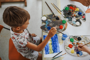 otwARTa jeszcze bardziej. Warsztaty dla małych pasjonatów sztuki - PEJZAŻ - Uczestnicy warsztatów podczas tworzenia prac plastycznych.