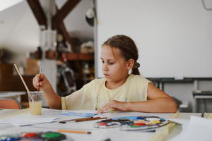 otwARTa jeszcze bardziej. Warsztaty dla małych pasjonatów sztuki - PEJZAŻ - Uczestnicy warsztatów podczas tworzenia prac plastycznych.