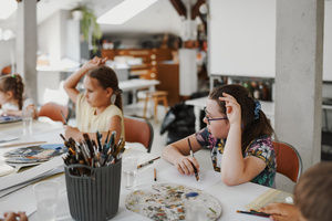 otwARTa jeszcze bardziej. Warsztaty dla małych pasjonatów sztuki - PEJZAŻ - Uczestnicy warsztatów podczas tworzenia prac plastycznych.