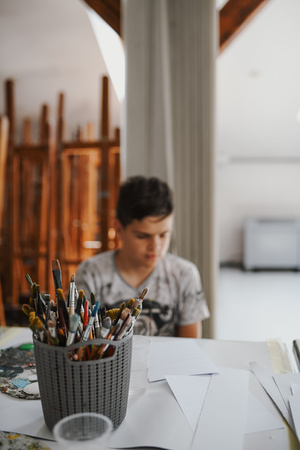 otwARTa jeszcze bardziej. Warsztaty dla małych pasjonatów sztuki - PEJZAŻ - Uczestnicy warsztatów podczas tworzenia prac plastycznych.