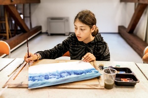 Wakacje z otwARTą: Warsztaty animacji poklatkowej - Uczestnicy podczas warsztatów - praca nad animacją.