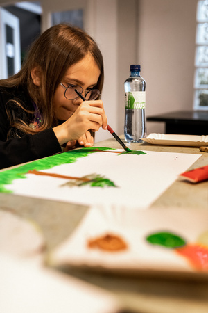 Wakacje z otwARTą: Warsztaty animacji poklatkowej - Uczestnicy podczas warsztatów - praca nad animacją.