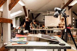 Wakacje z otwARTą: Warsztaty animacji poklatkowej - Uczestnicy podczas warsztatów - praca nad animacją.