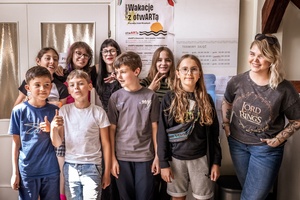 Wakacje z otwARTą: Warsztaty animacji poklatkowej - Uczestnicy warsztatów wraz z prowadzącą.