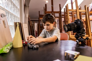 Wakacje z otwARTą: Warsztaty animacji poklatkowej - Uczestnicy podczas warsztatów - praca nad animacją.