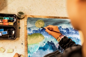 Wakacje z otwARTą: Warsztaty animacji poklatkowej - Uczestnicy podczas warsztatów - praca nad animacją.