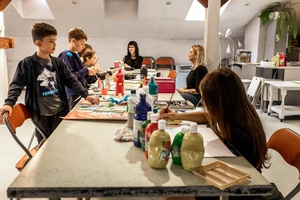 Wakacje z otwARTą: Warsztaty animacji poklatkowej - Uczestnicy podczas warsztatów - praca nad animacją.