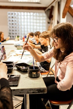 Wakacje z otwARTą: Warsztaty animacji poklatkowej - Uczestnicy podczas warsztatów - praca nad animacją.