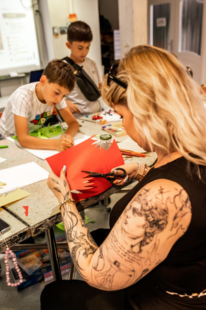 Wakacje z otwARTą: Warsztaty animacji poklatkowej - Uczestnicy podczas warsztatów - praca nad animacją.