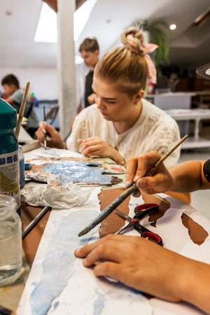 Wakacje z otwARTą: Warsztaty animacji poklatkowej - Uczestnicy podczas warsztatów - praca nad animacją.