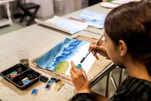 Wakacje z otwARTą: Warsztaty animacji poklatkowej - Uczestnicy podczas warsztatów - praca nad animacją.