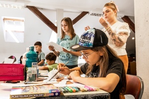 Wakacje z otwARTą: Warsztaty animacji poklatkowej - Uczestnicy podczas warsztatów - praca nad animacją.