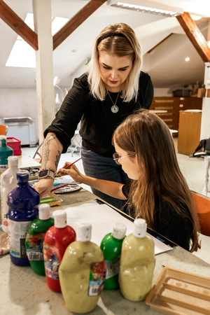 Wakacje z otwARTą: Warsztaty animacji poklatkowej - Uczestnicy podczas warsztatów - praca nad animacją.