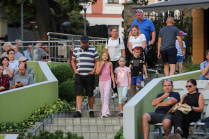 Szanty na Starówce - 23.08.2024 - Publiczność przybywająca do Amfiteatru na koncert