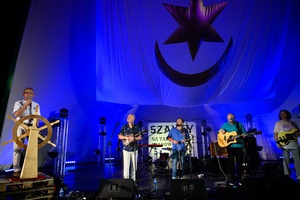 Szanty na Starówce - 24.08.2024 - Na amfiteatralnej scenie zespół The Nierobbers