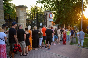 Koncert: Rock na Starówce - Publiczność przed wejściem do Amfiteatru na koncert