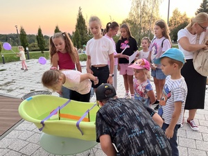 Piknik 13. Dzielnicy - Uczestnicy pikniku podczas Olimpiady na górce.