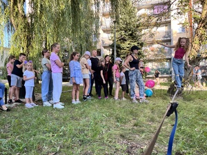 Piknik 13. Dzielnicy - Uczestnicy pikniku i pokaz chodzenia po linie - Slackline