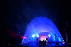3. Festiwal Nauki i Techniki: electro set Sarapata i pokaz laserowy - Na amfiteatralnej scenie duet Sarapata wykonujący swoją muzykę elektroniczna
