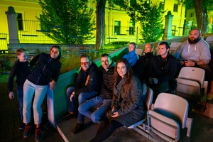 3. Festiwal Nauki i Techniki: electro set Sarapata i pokaz laserowy - Amfiteatralna publiczność podczas koncertu