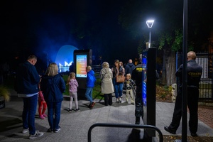 3. Festiwal Nauki i Techniki: electro set Sarapata i pokaz laserowy - Publiczność zebrana w Amfiteatrze podczas występu duetu Sarapata