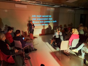 Sąsiedzkie śpiewanie dla pierwszego niepodległego - Uczestnicy podczas wspólnego śpiewania