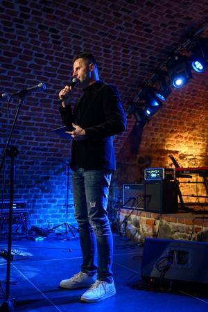 Koncert S.M.Rock - Rozpoczęcie koncertu, na scenie konferansjer Sebastian Szafarz