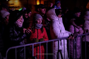 Sylwester na tarnowskim Rynku - Galeria II - Publiczność bawiąca się podczas koncertu sylwestrowego