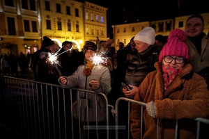 Sylwester na tarnowskim Rynku - Galeria II - Publiczność witająca Nowy Rok podczas koncertu sylwestrowego