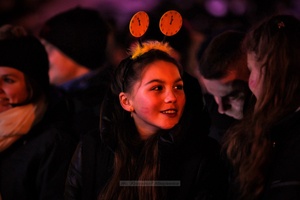 Sylwester na tarnowskim Rynku - Galeria II - Publiczność bawiąca się podczas koncertu sylwestrowego