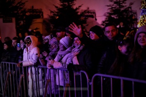 Sylwester na tarnowskim Rynku - Galeria II - Publiczność bawiąca się podczas koncertu sylwestrowego