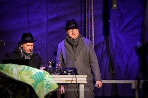 Sylwester na tarnowskim Rynku - Galeria II - Na scenie duet DJ'ski M@MS zamykający koncertowy wieczór sylwestrowy
